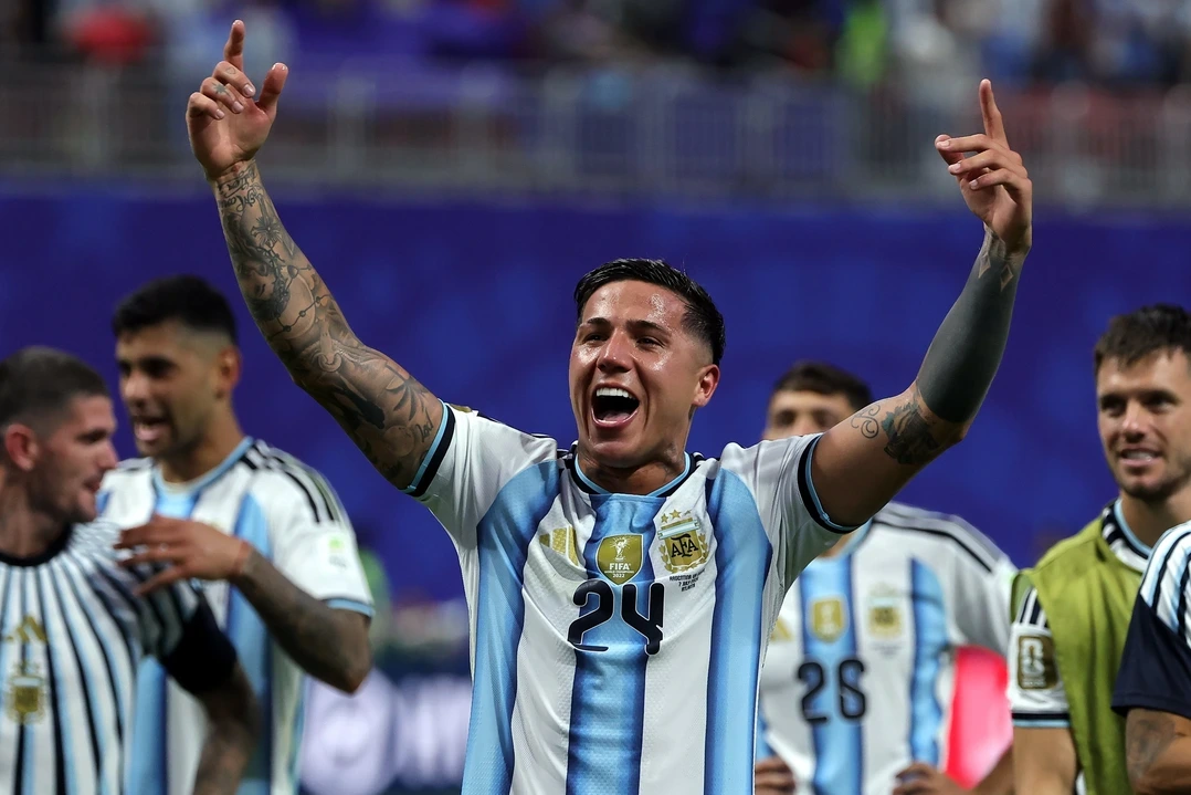 Enzo Fernández marca el gol que clasifica a Argentina a cuartos de final