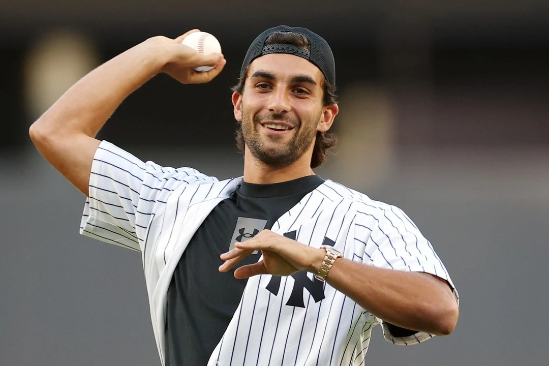 Ferran Torres lanza la primera bola en el Yankee Stadium
