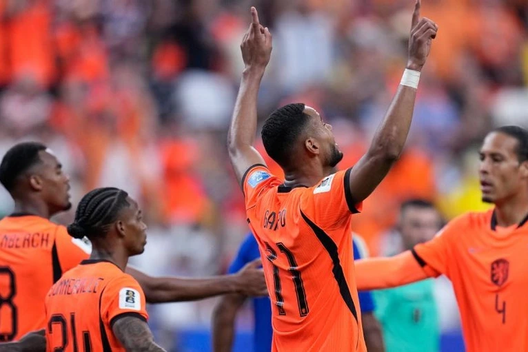 Cody Gakpo realiza un pase decisivo para el 3-0 de Países Bajos ante Suecia