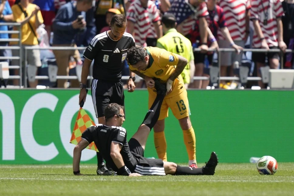 El árbitro Felix Zwaier sufre una extraña lesión durante el partido