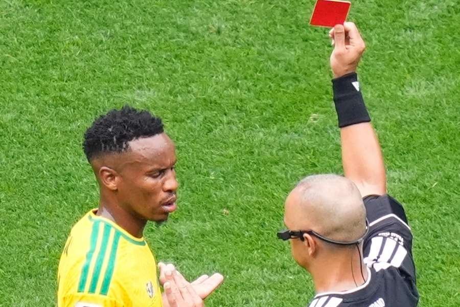Histórico: tres expulsados en el partido inaugural del Mundial