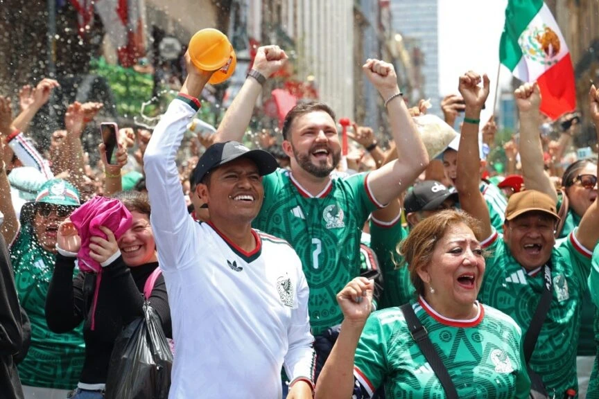 Más de 400 mil mexicanos celebran en el Ángel de la Independencia