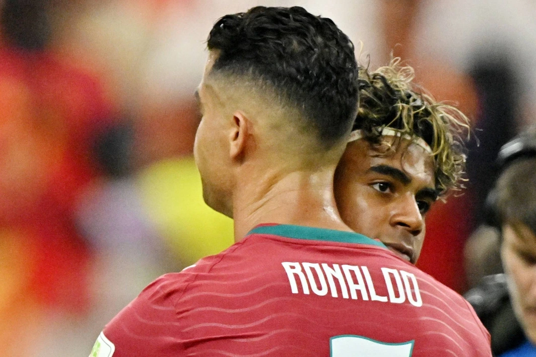 Lamine Yamal abraza a Cristiano Ronaldo tras la eliminación de Portugal en el Mundial